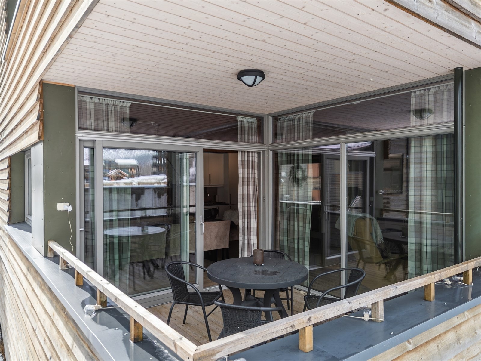 Utgang til en herlig overbygget terrasse på 8 m² Galleribilde