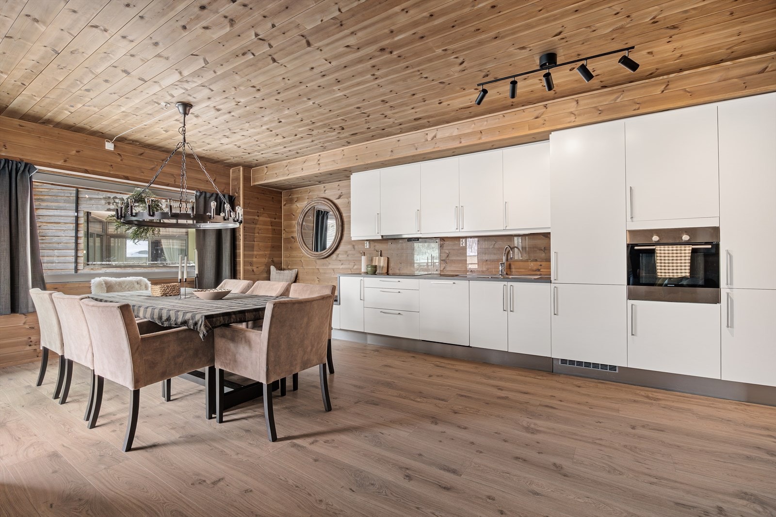 Pent kjøkken med praktisk utforming, glatte hvite fronter og laminat benkeplate Galleribilde