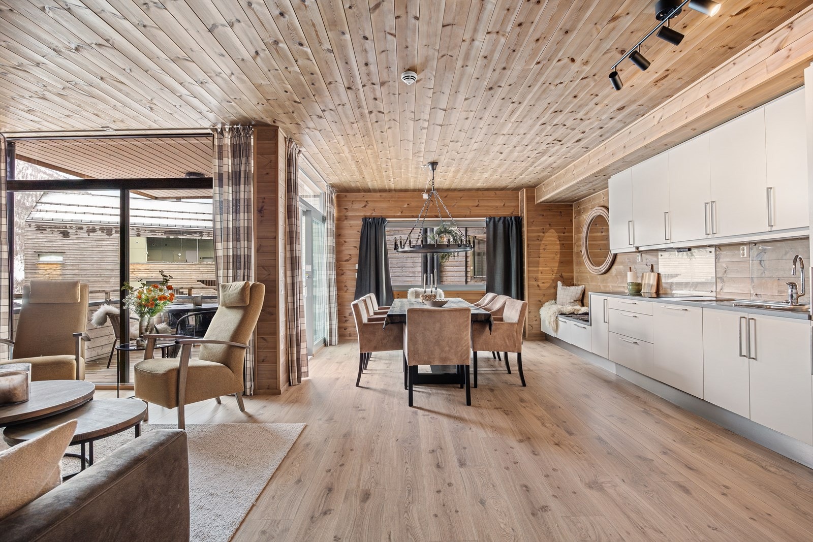 Hjertet i boligen er den romslige stue- og kjøkkenløsningen på hele 37,5 m² Galleribilde