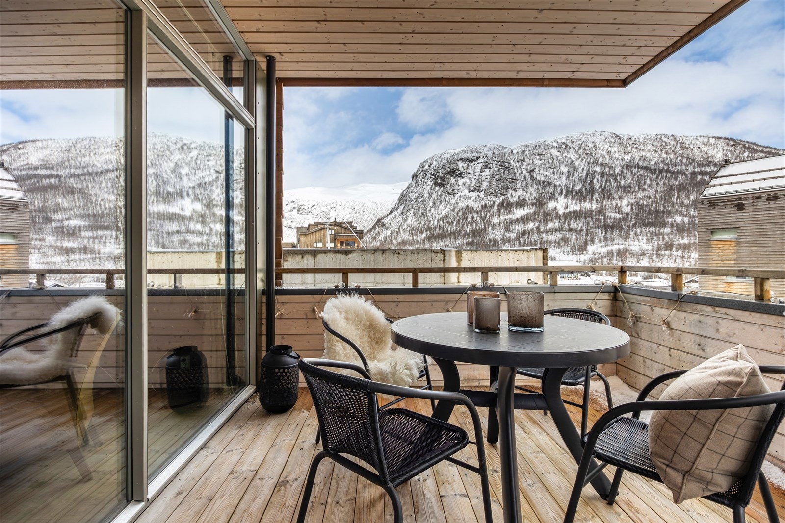 Flott beliggende fritidsbolig med solrik terrasse og nærhet til både alpint, langrenn og sentrum Galleribilde