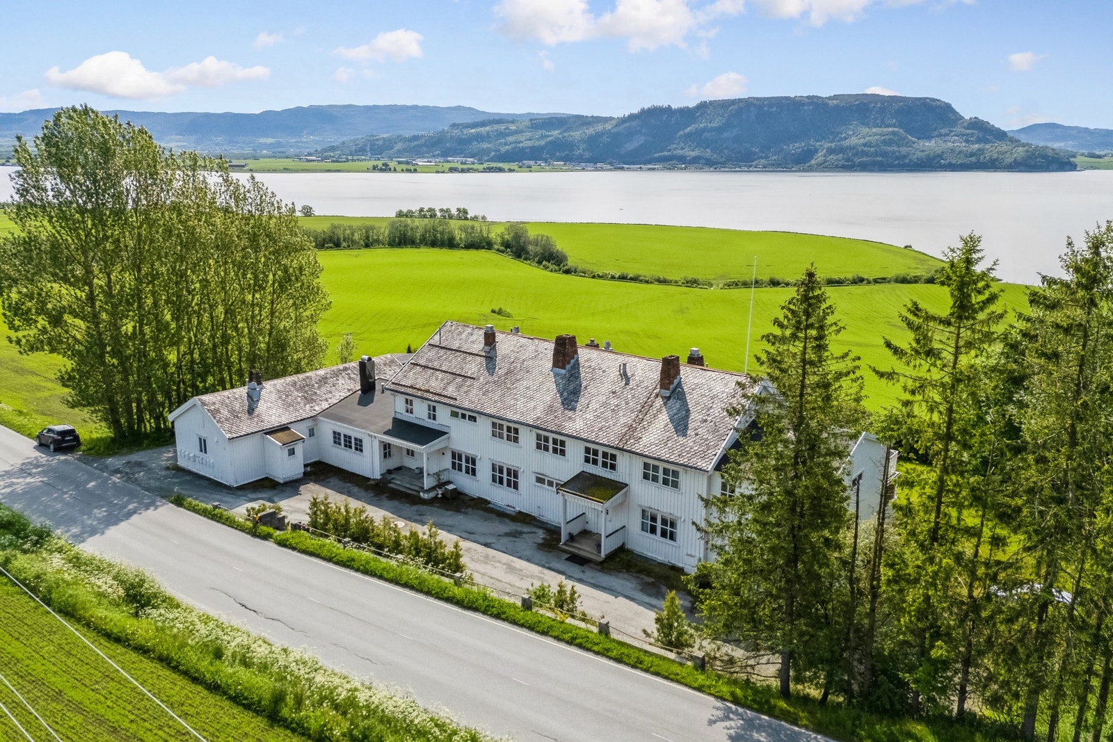Eiendommen ligger i et landlig og idyllisk område, med rolig omgivelser og naturskjønne omgivelser. Galleribilde