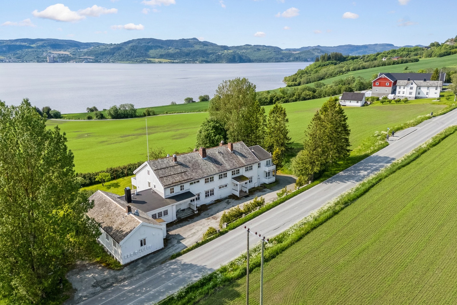 Eiendommen har enkel og godt tilgjengelig adkomst via offentlig vei. Galleribilde