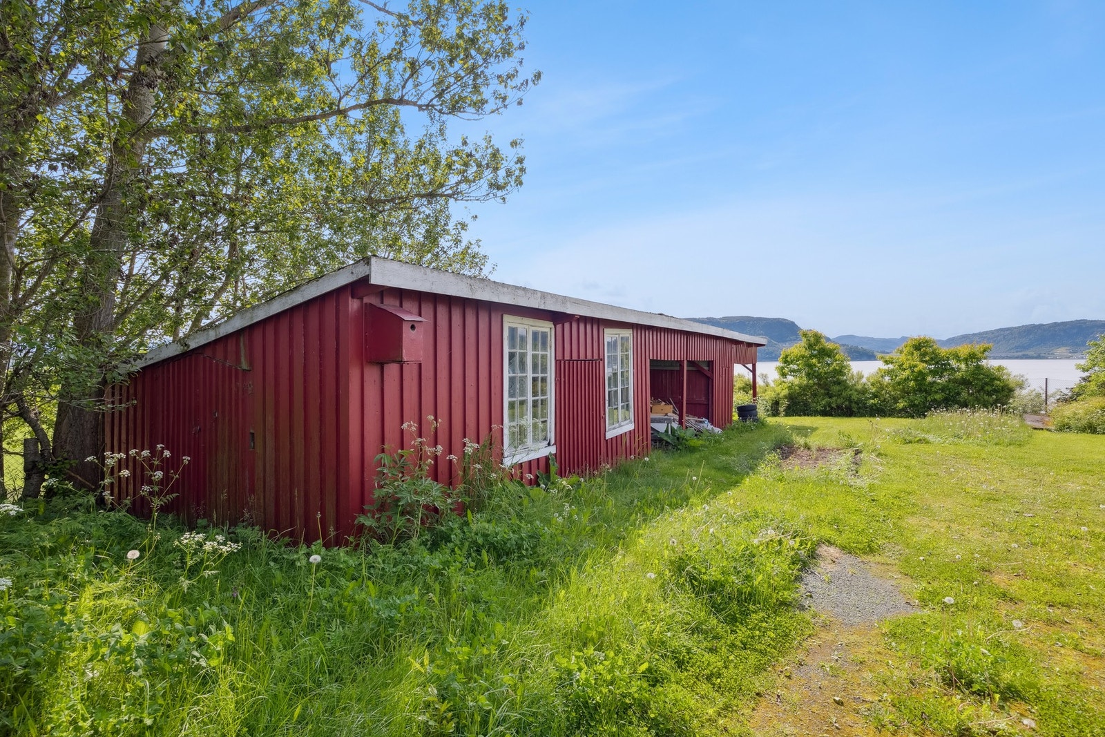 På eiendommen har du et stort redskapshus med mye potensiale Galleribilde
