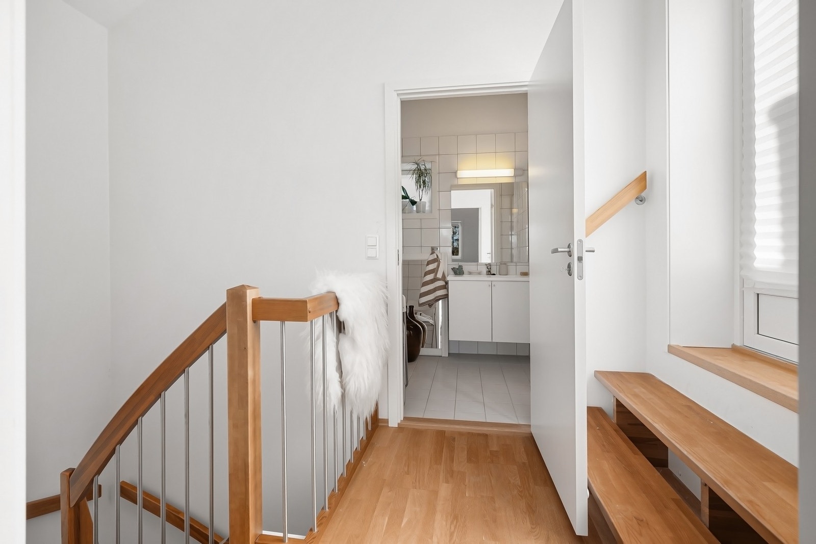 2. etasje består av trappegang, soverom og bad/wc. Galleribilde