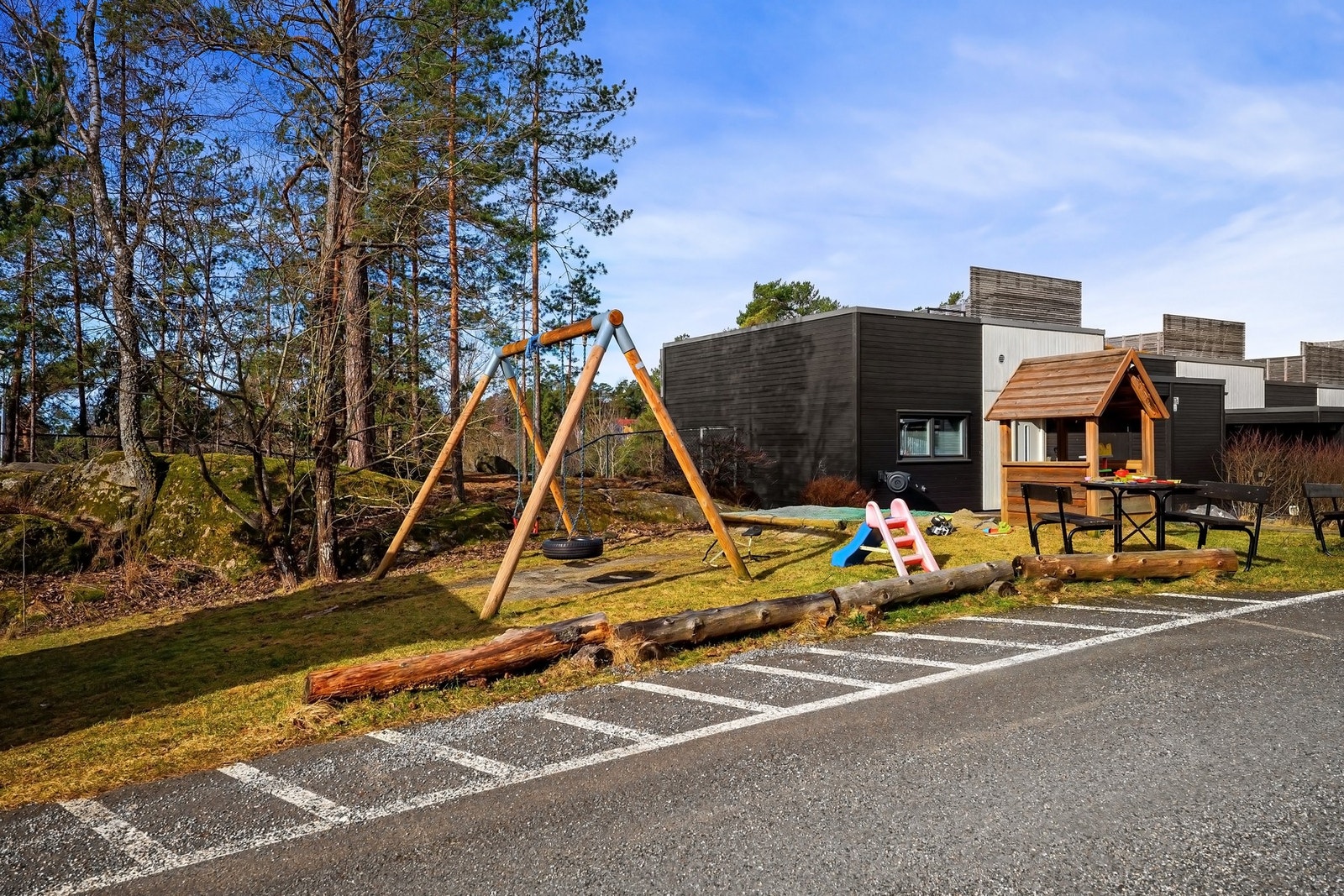 Barnevennlig borettslag. Lekeplass like ved boligen. Galleribilde