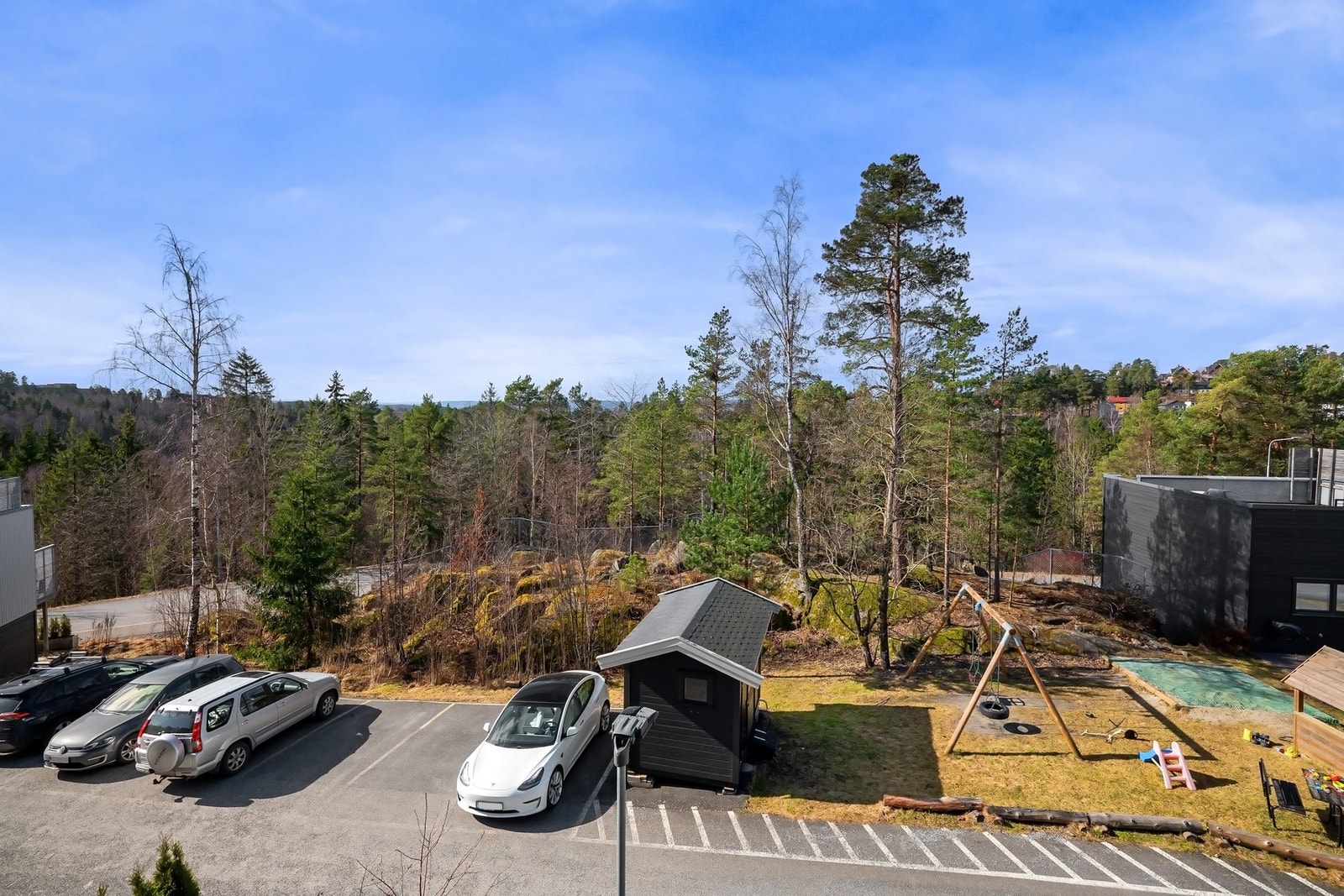 Boligen ligger på et høydedrag med vidstrakt utsikt. Galleribilde