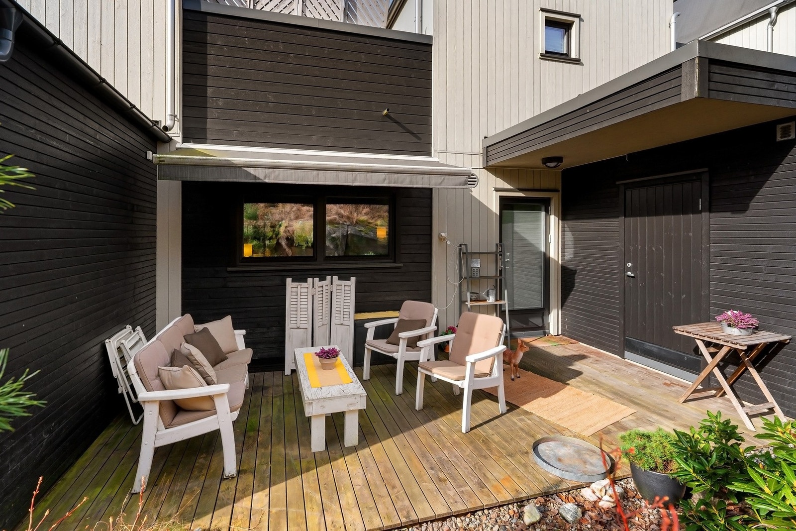 Østvendt terrasseplatting på ca. 17 m². Adkomst fra midtetasjen. Galleribilde