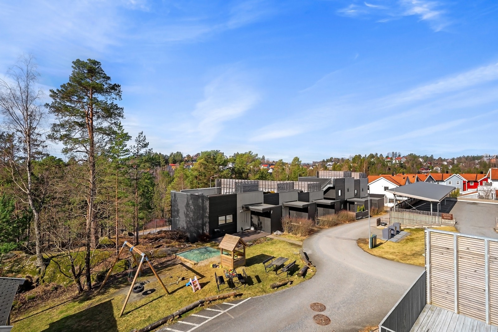 Boligen ligger på et høydedrag med vidstrakt utsikt. Galleribilde