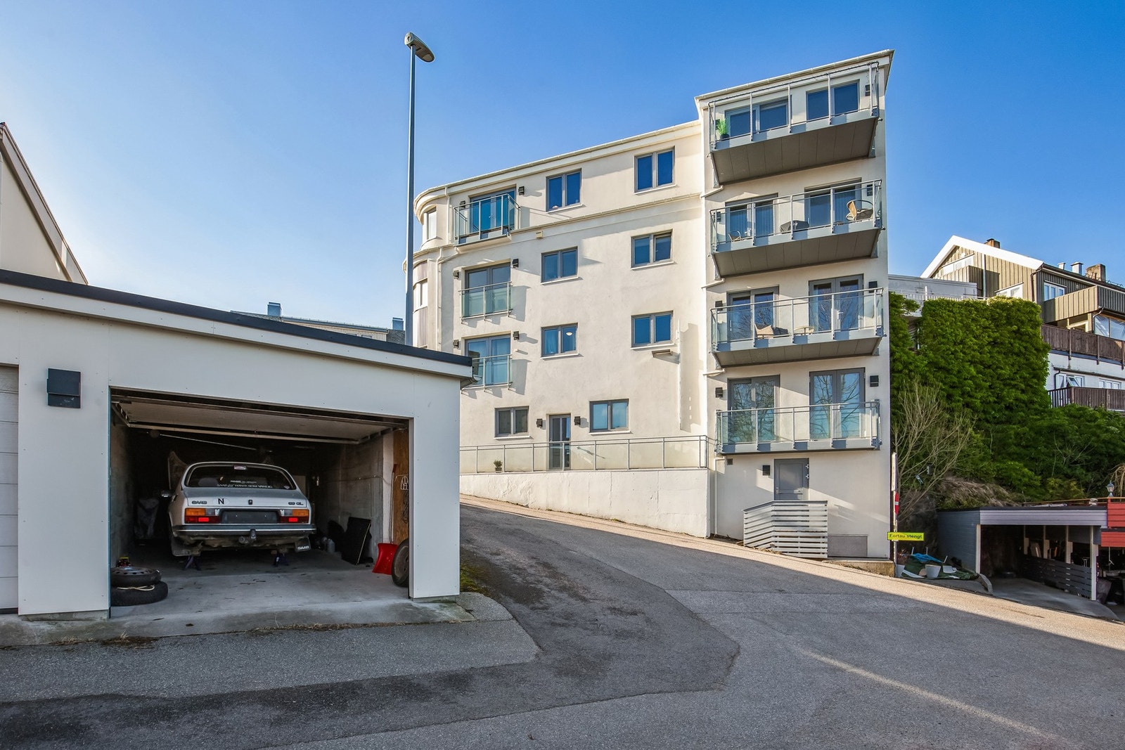 Egen garasje med god lagringsplass Galleribilde