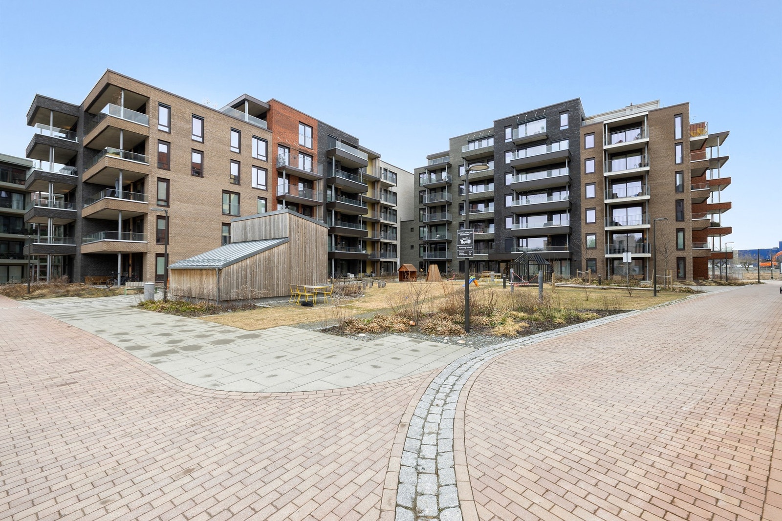 Fasadebilde. Pent og opparbeidet uteareal som oppleves grønt og trivelig på sommerhalvåret. Galleribilde