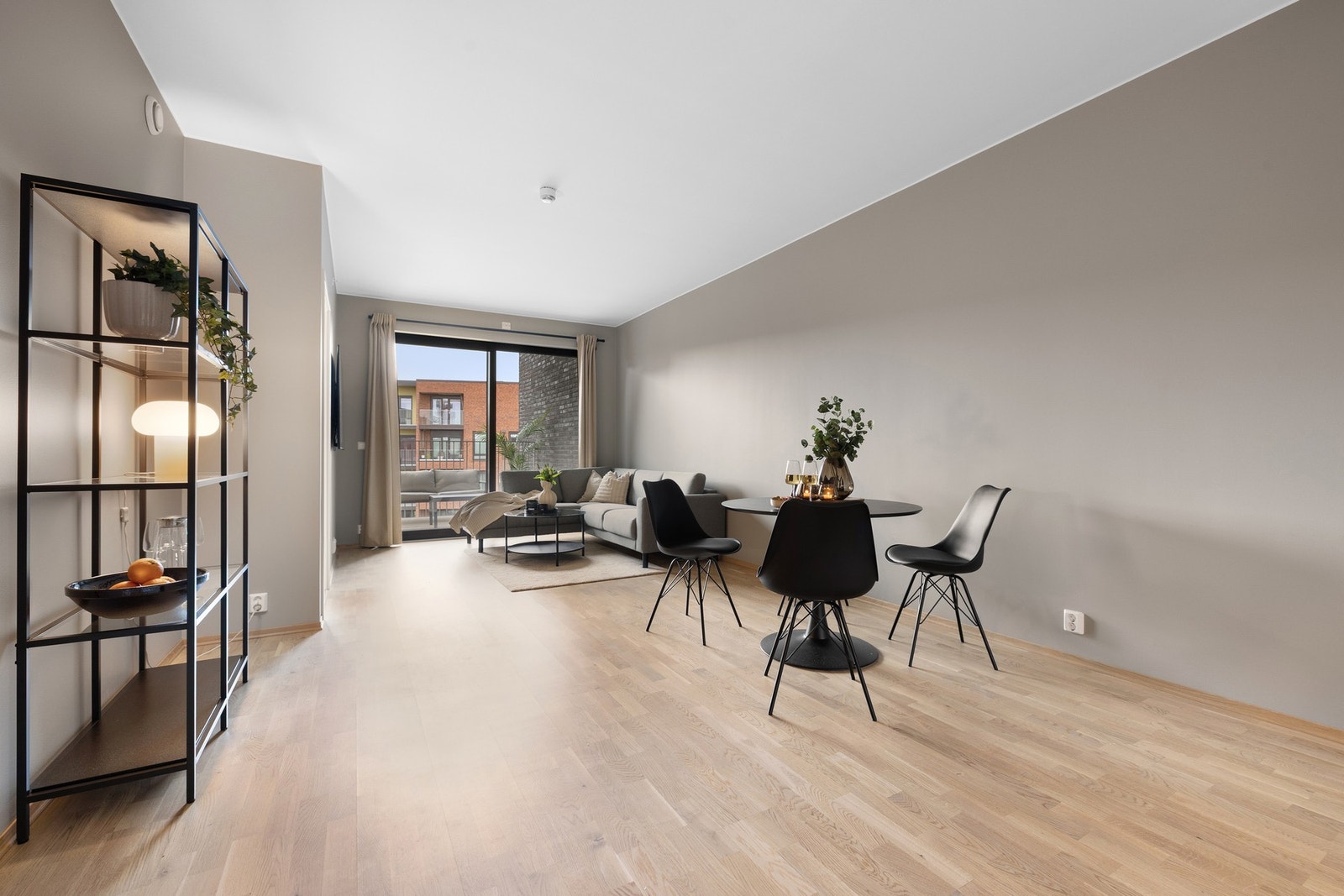 Leiligheten rommer hele 54 kvm og har god plass til innredning etter ønske. Inneholder entré/gang, bad, stue/kjøkken og soverom. Utover dette har du en bod i kjeller. Galleribilde
