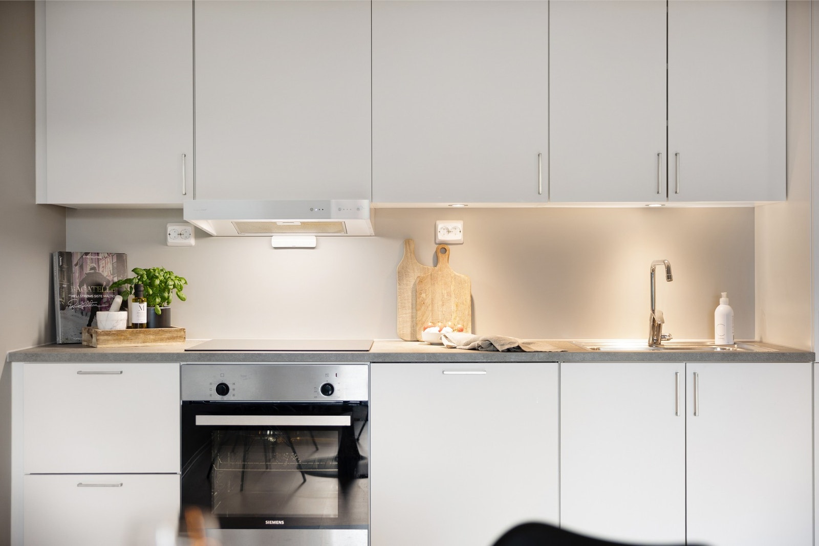 Over stekesonen har du en ventilator som har avtrekk via boligens balanserte ventilasjonsanlegg. Galleribilde