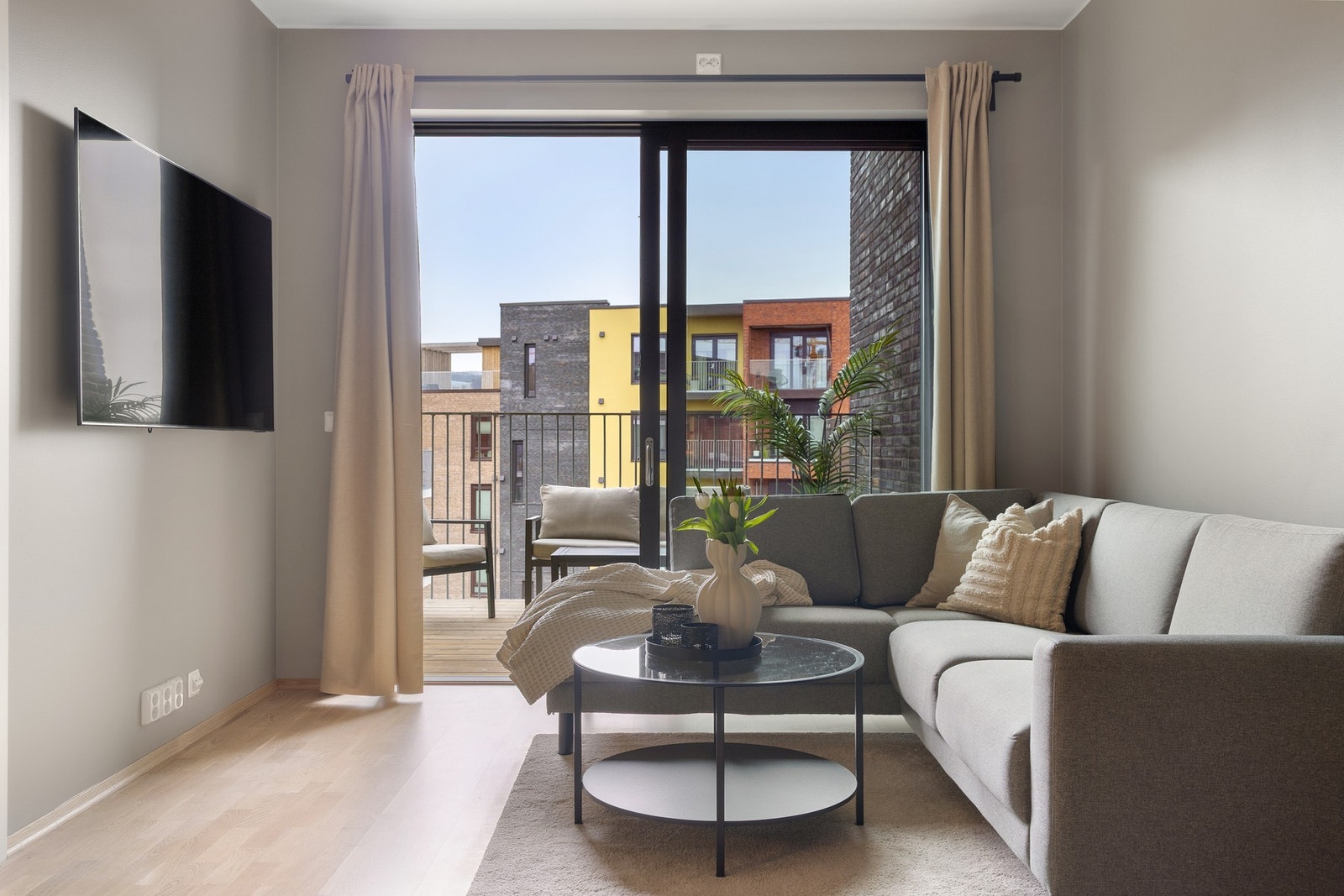 Med byggeår 2024 nyter leiligheten godt av moderne fasiliteter som balansert ventilasjon, heisadkomst og vannbåren varme. Galleribilde