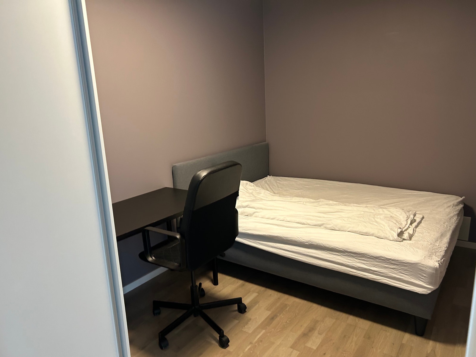 Romslig soverom med garderobeskap Galleribilde