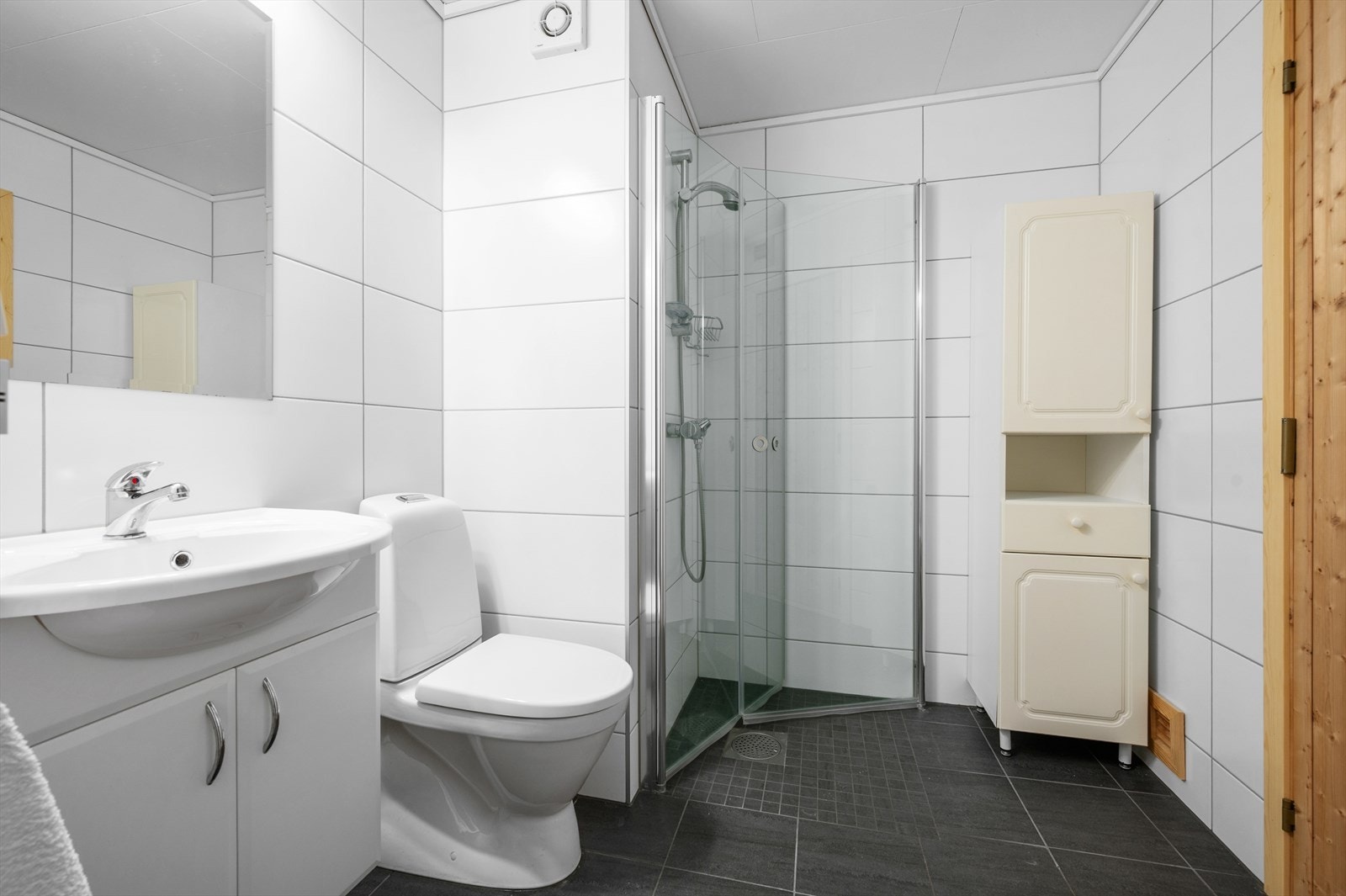 Badet i underetasjen er oppgradert i 2019 med fliser på gulv og vegger og med takess i himling. Overflater på vegger og i himling er vurdert til TG1 av takstmann. Galleribilde