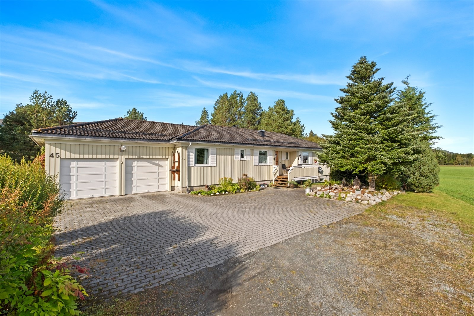 Velkommen til Svevegen 45 - En meget innholdsrik enebolig med stor dobbeltgarasje, 1 108 m² tomt og familievennlig og landlig beliggenhet. Galleribilde