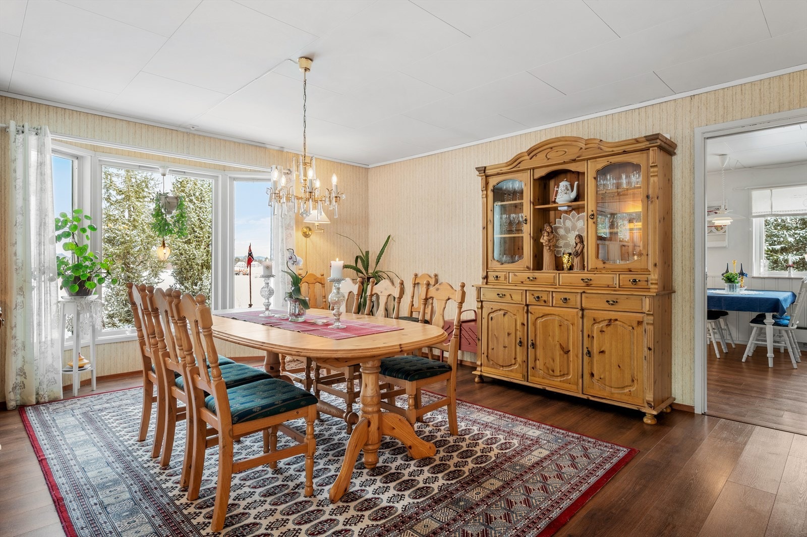 Spisestuen måler 27 m² med god plass til stort spisebord, og ytterligere møblering om ønskelig. Galleribilde