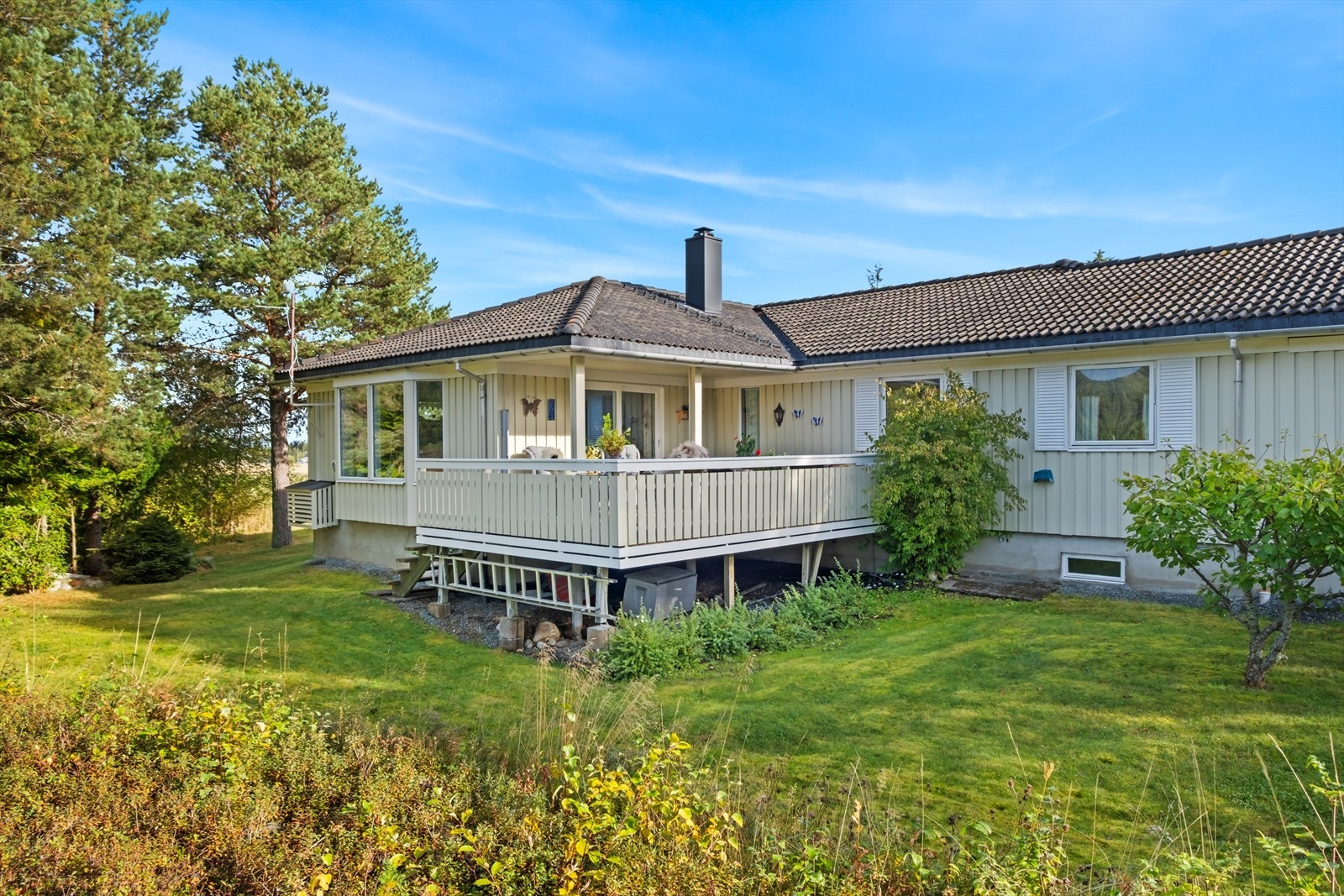 Boligens bakside vender mot vest, og eiendommen nyter meget gode solforhold. Galleribilde