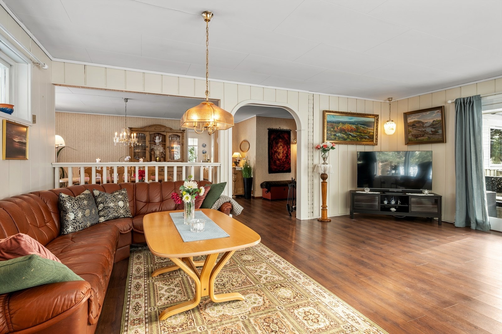 Stuen er todelt, med et totalt areal på hele 57 m². Her finnes det en rekke møbleringsmuligheter. Galleribilde