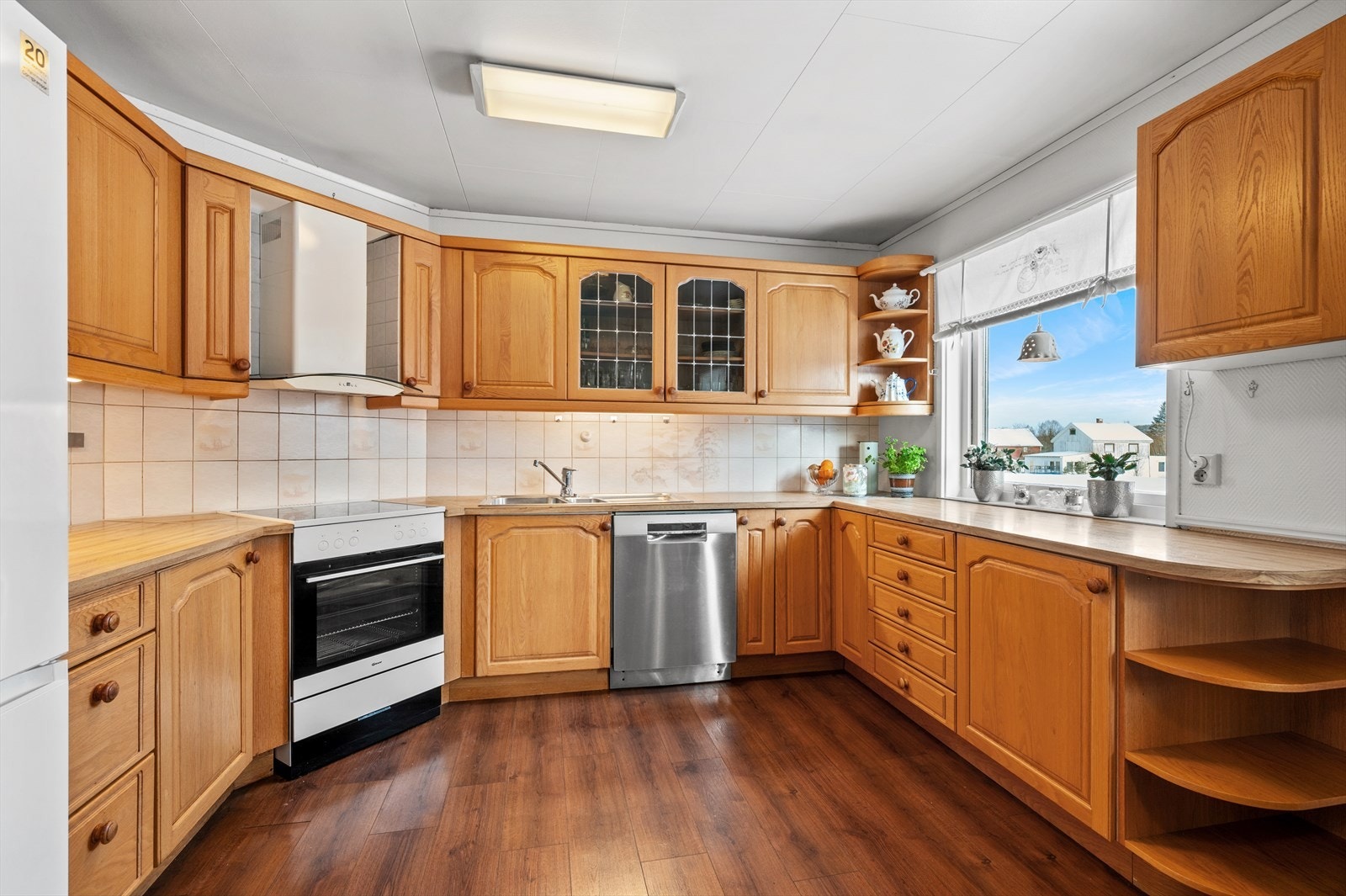 Kjøkkenet er på romslige 19 m² med god plass til spisebord om ønskelig. Galleribilde