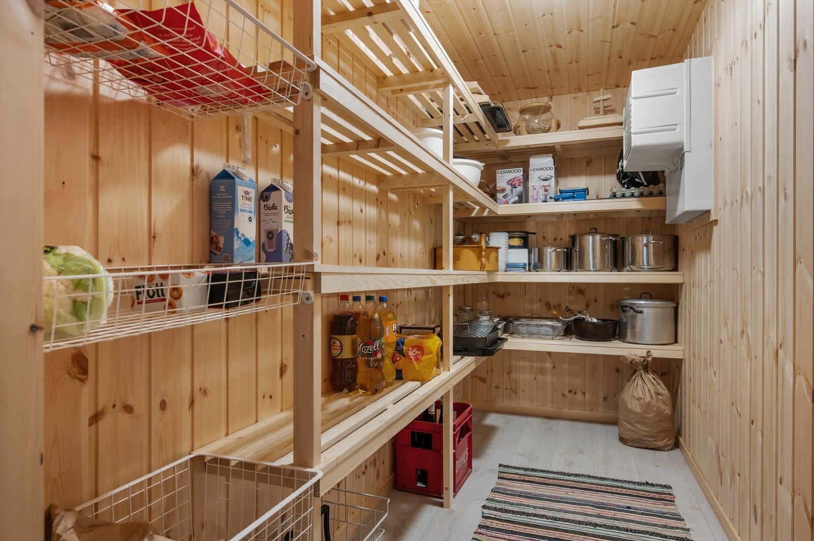 Eget kjølerom på 4 m² med nytt kjøleaggregat i 2015. Galleribilde