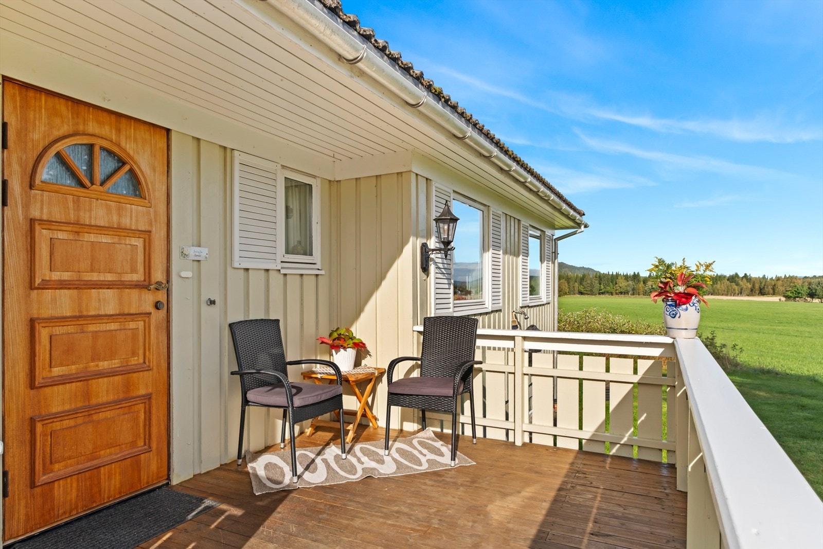 På boligens forside er det etablert østvendt terrasse på 8 m². Galleribilde