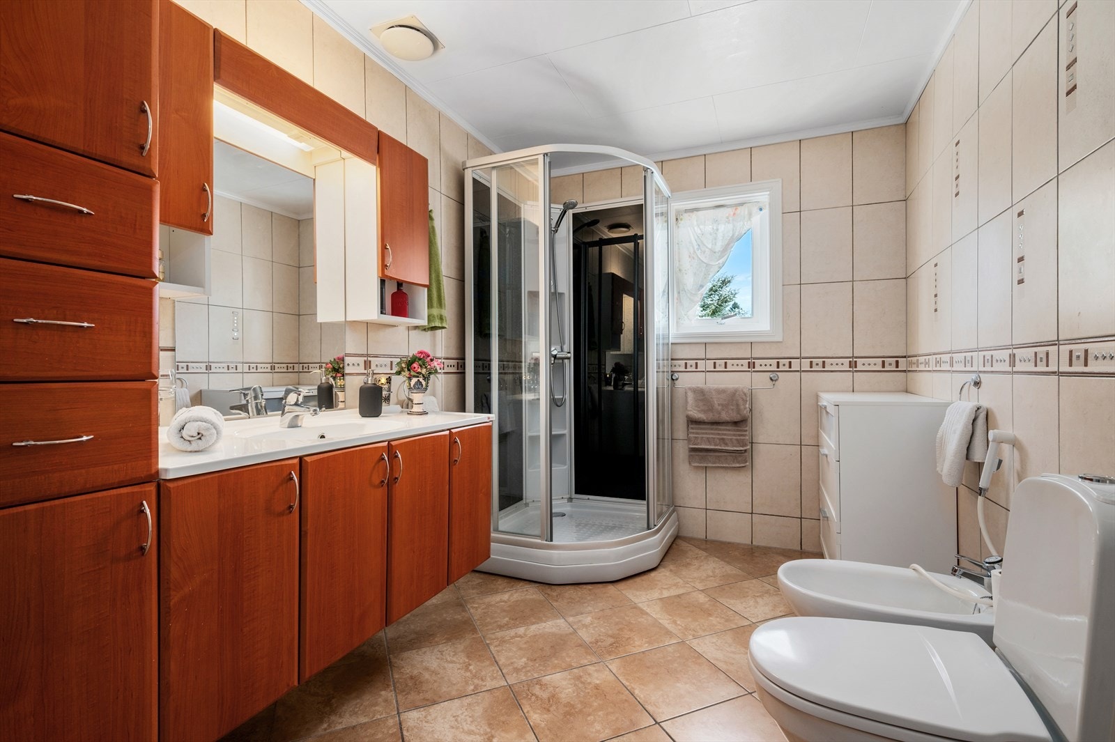 Badet i 1. etasje er innredet med fliser på gulv og vegger og takess i himling. Sanitærutstyr og innredning er vurdert til TG1 av takstmann. Galleribilde