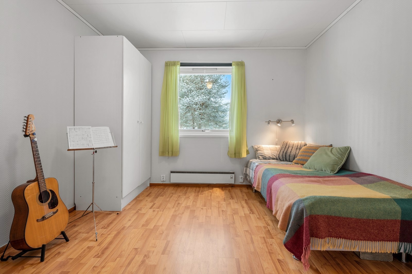 Det første av tre soverom i 1. etasje måler 10 m², med god plass til dobbeltseng og garderobeløsning. Galleribilde