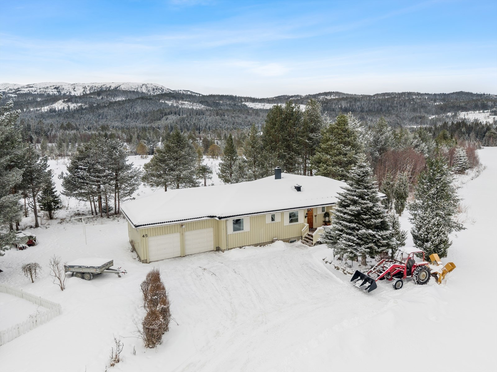 Boligen har et totalt areal på hele 305 m² BRA-i, fordelt over to etasjer. Galleribilde