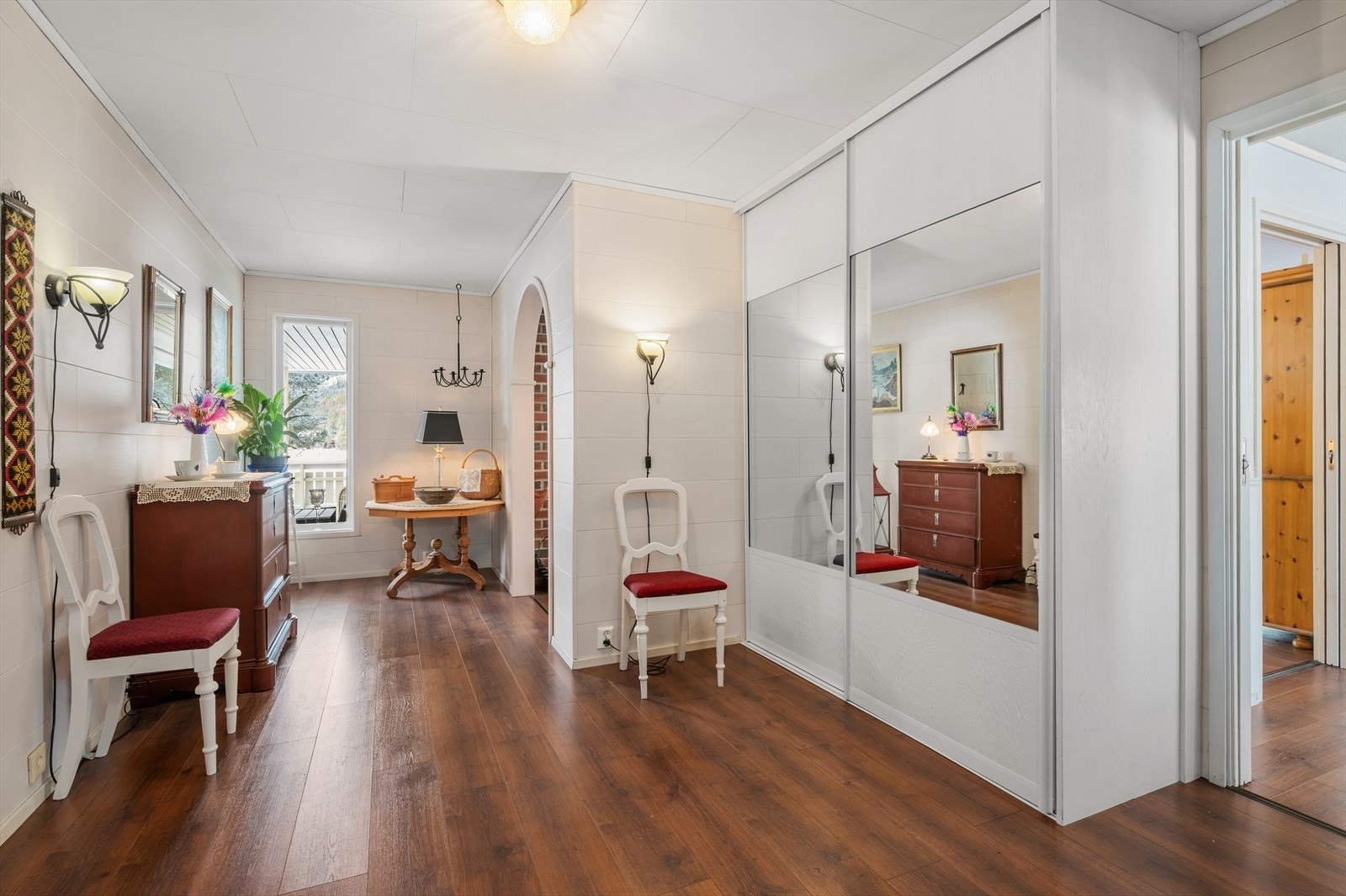 Inngangspartiet består av vindfang og inngangshall på totalt 17 m², med plass til stor skyvedørsgarderobe. Galleribilde