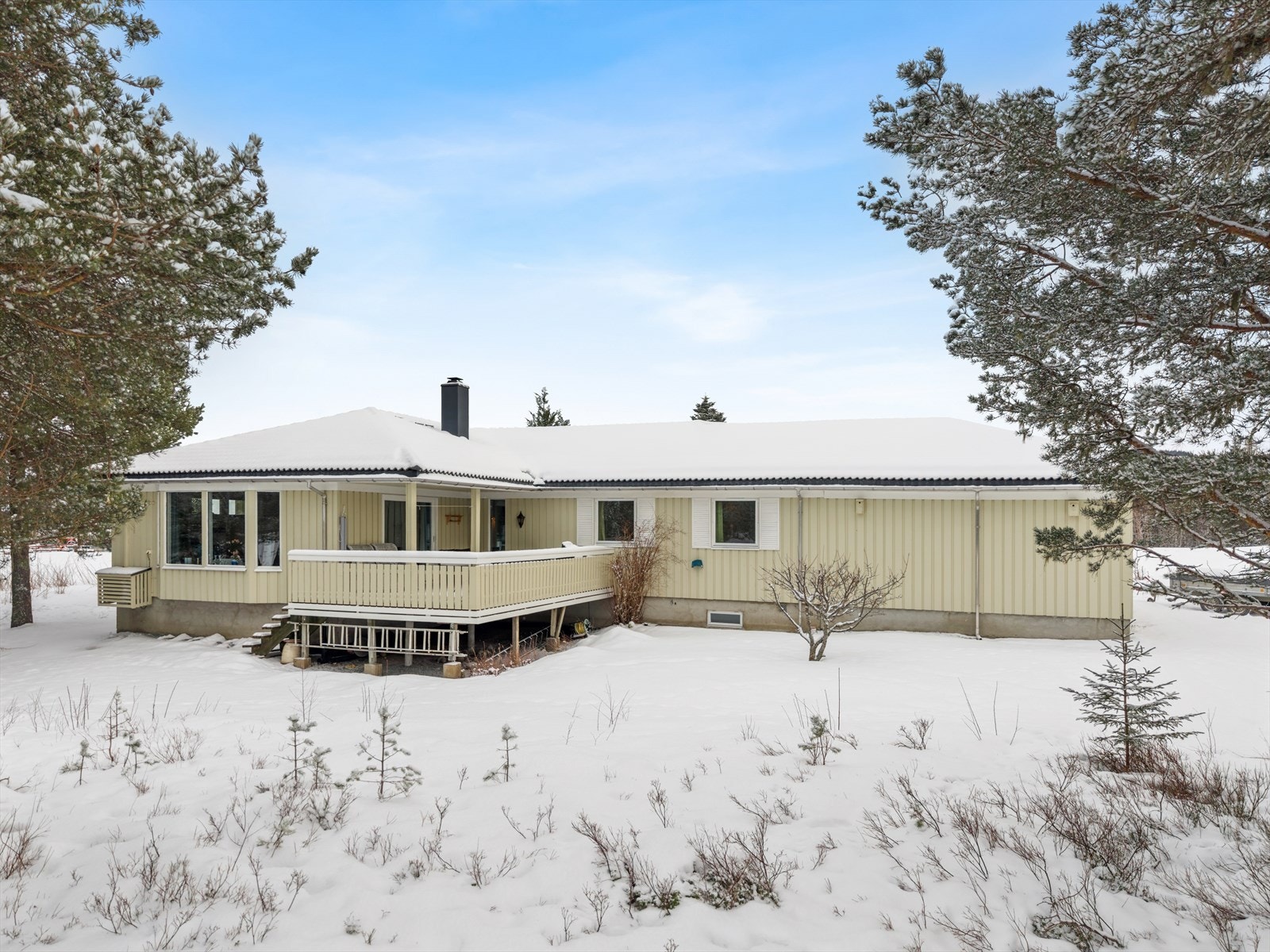 Her får du det beste av to verdener med nærhet til frodig natur, turstier og skianlegg, samt 7 minutter til Klæbu sentrum, ca. 15 minutter til Tiller og 25 minutter til Trondheim sentrum. Galleribilde