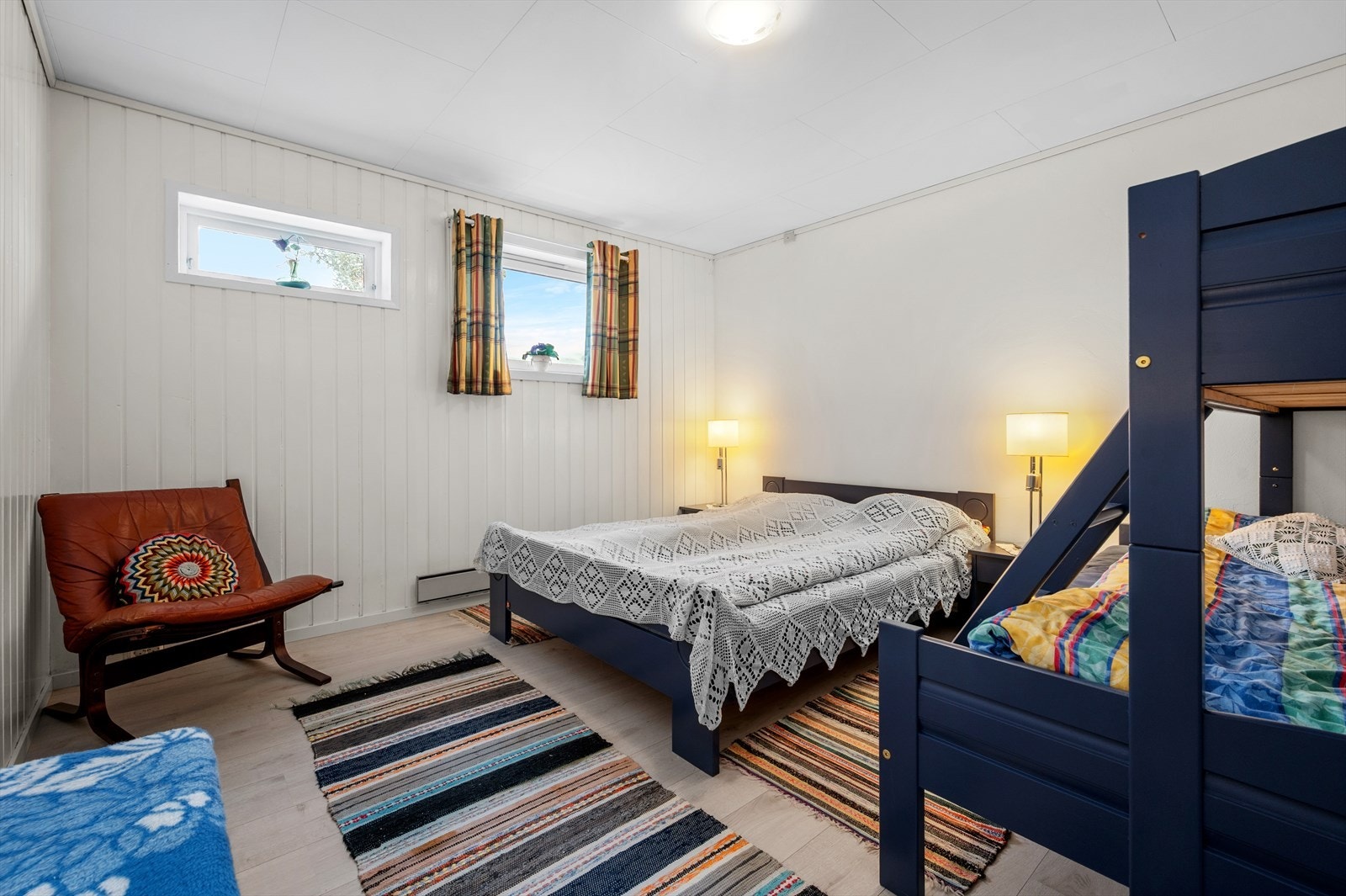 Vegg i vegg er det rom på 14 m² innredet som gjesterom. Her er det satt inn nytt vindu i 2016. Galleribilde