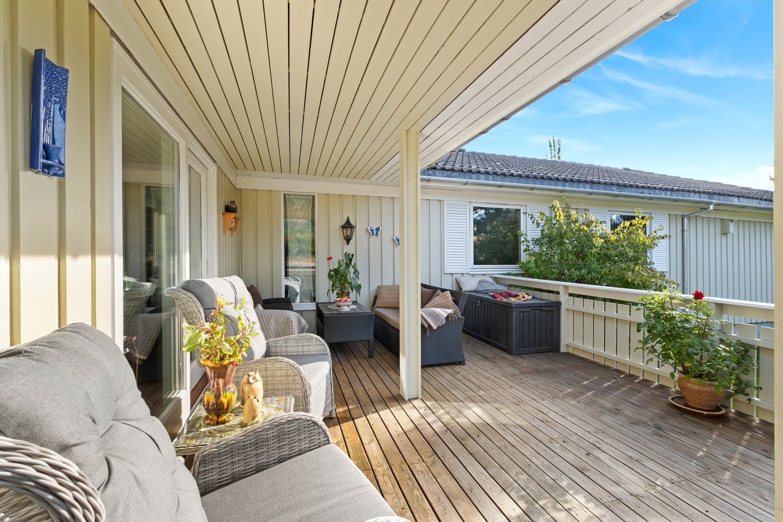 Fra stuen har du adkomst til en solrik terrasse på 25 m², med god plass til møblering etter eget ønske. Galleribilde