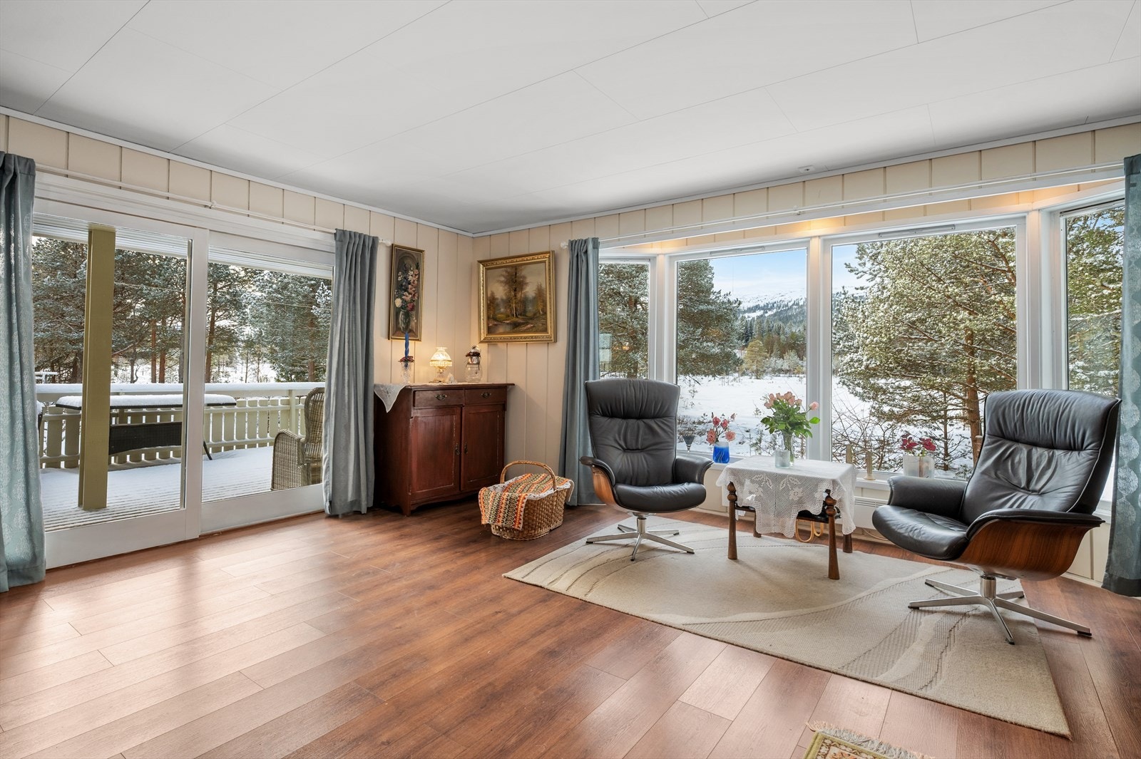 Store vindusflater mot sør og vest sørger for fine lysforhold, og naturskjønn utsikt. Galleribilde