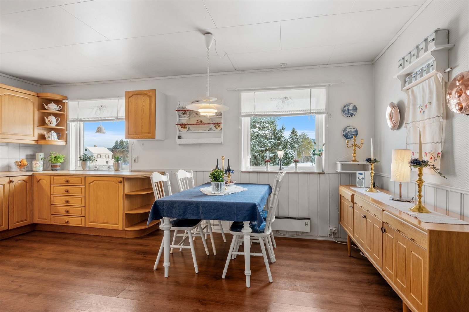 Innrendingen er med profilerte fronter i eik, benkeplate i laminat og opplegg for oppvaskmaskin. Over plass for stekeovn er det etablert kjøkkenventilator, vurdert til TG1 av takstmann. Galleribilde