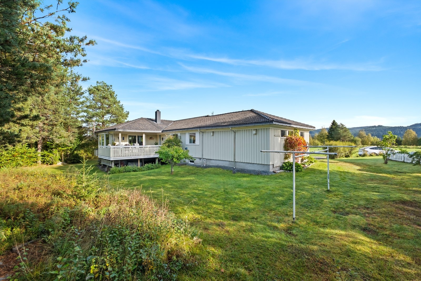 Dreneringen rundt boligen er kontrollert i 2019 og det er i den forbindelse satt ned kum for inspeksjon og etablert rør for mulig spyling av drensrør. Galleribilde