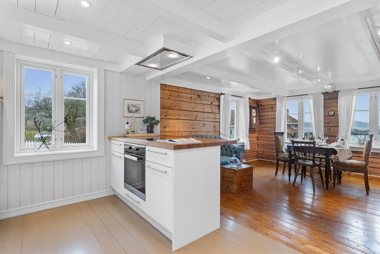 Eier har installert avtrekksvifte i taket, slik at man kan stå og lage mat og nyte utsikt uten forstyrrende elementer i veien Galleribilde