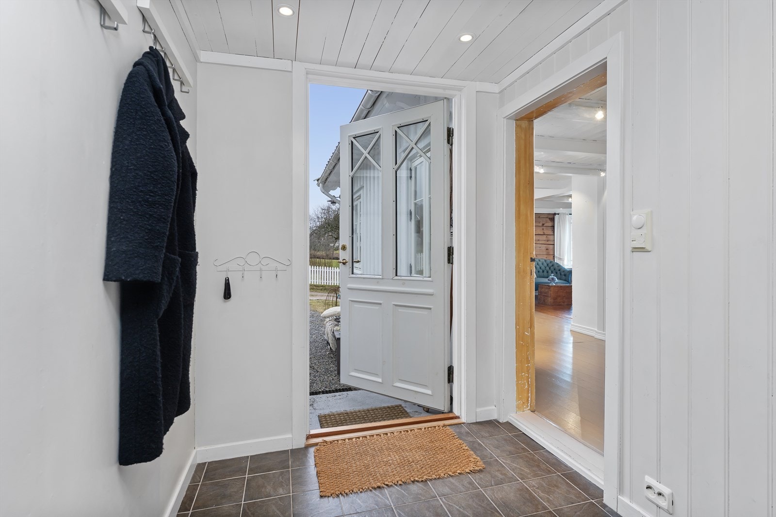 Entrè med varmekabler i gulv, bak i bildet er inngang til badet. Vi tar turen inn videre i boligen Galleribilde