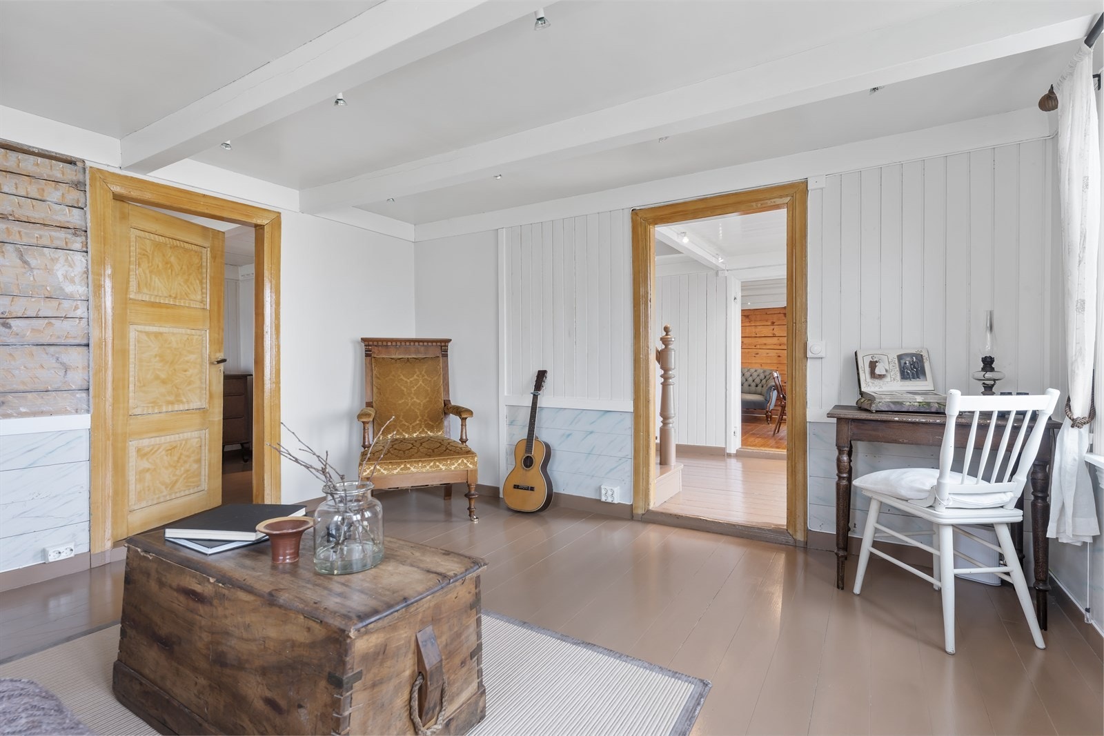 Fra stuen er det videre inn til soverom på venstre side Galleribilde