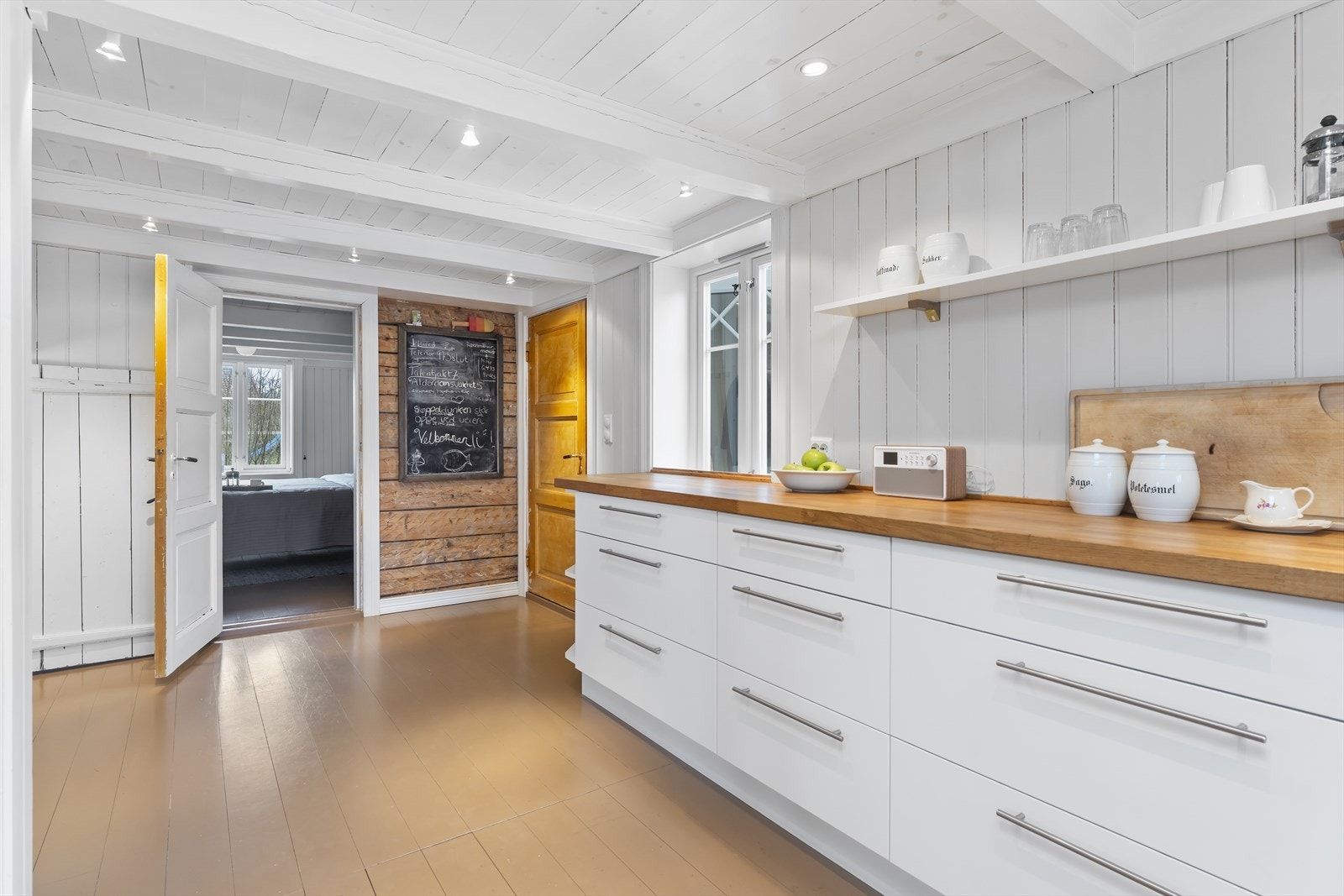 Fra soverom er vi ute igjen på kjøkken og kan ta en titt ut i gangen og inn på badet Galleribilde