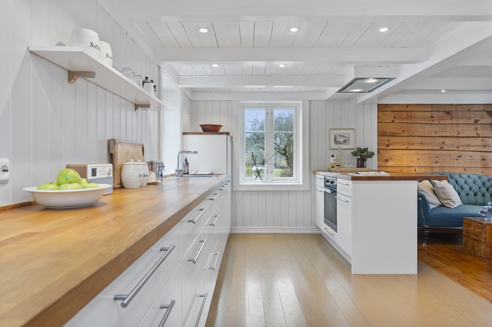 Det er åpnet opp mellom kjøkken og stue noe som bidrar til gjennomgående lys og god harmoni Galleribilde