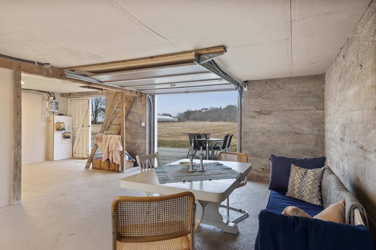 Underetasjen er pr i dag ikke godkjent for innredning/varig opphold, dette er opprinnelig en garasje Galleribilde