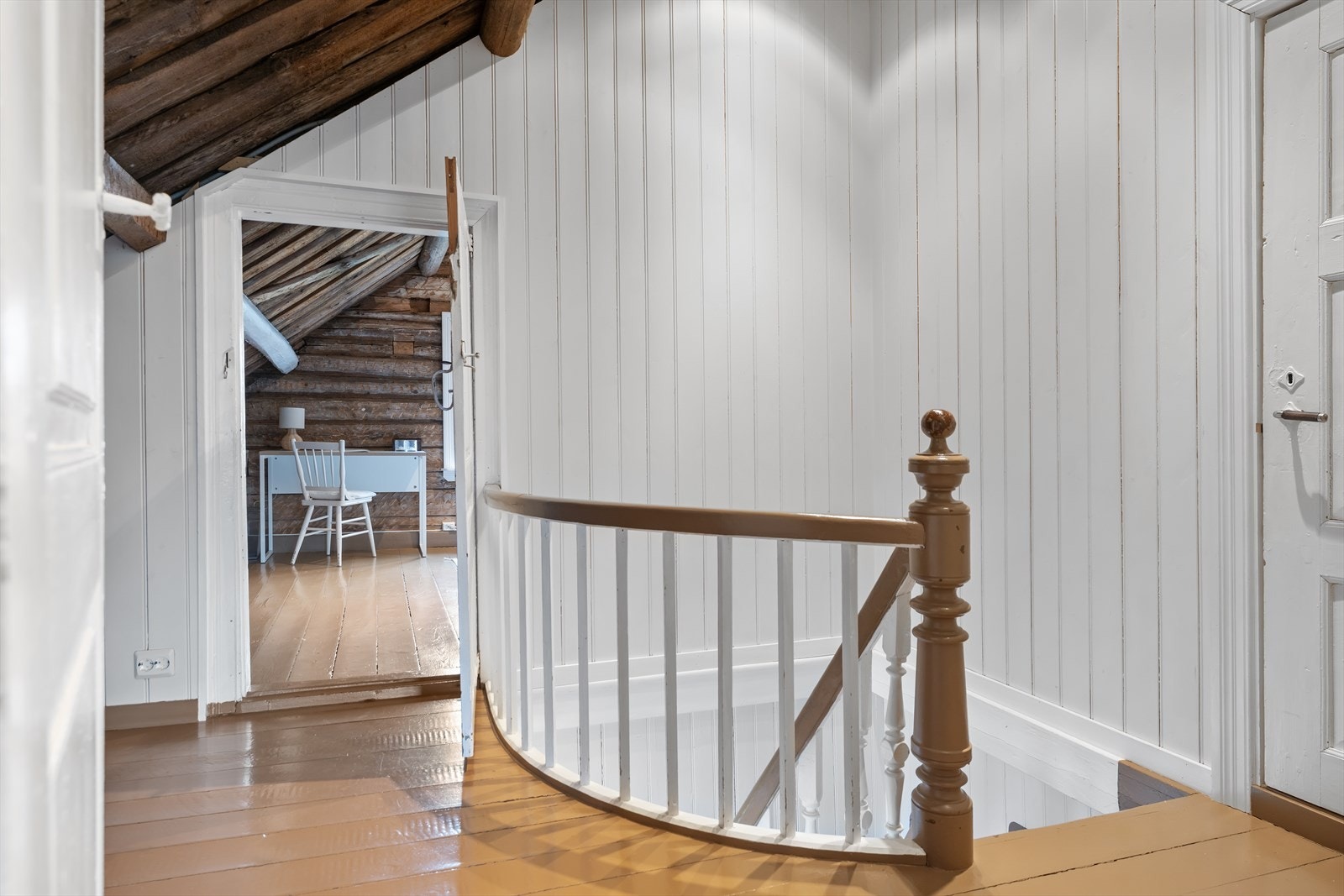 I øverste etasje er det trappegang, to soverom og et bodrom som er tiltenkt bad Galleribilde