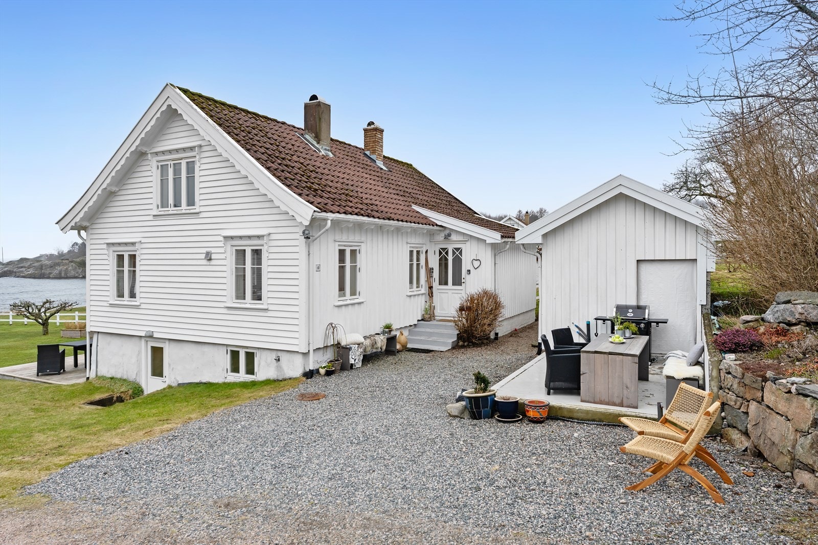 Hyggelig inngangsparti og tun Galleribilde