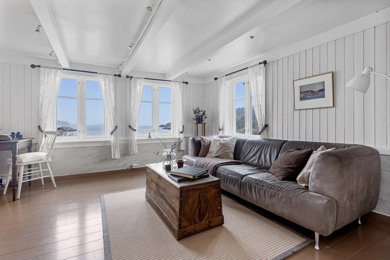 Videre inn i neste stue ser man flere detaljer på veggene etter tidenes historie Galleribilde