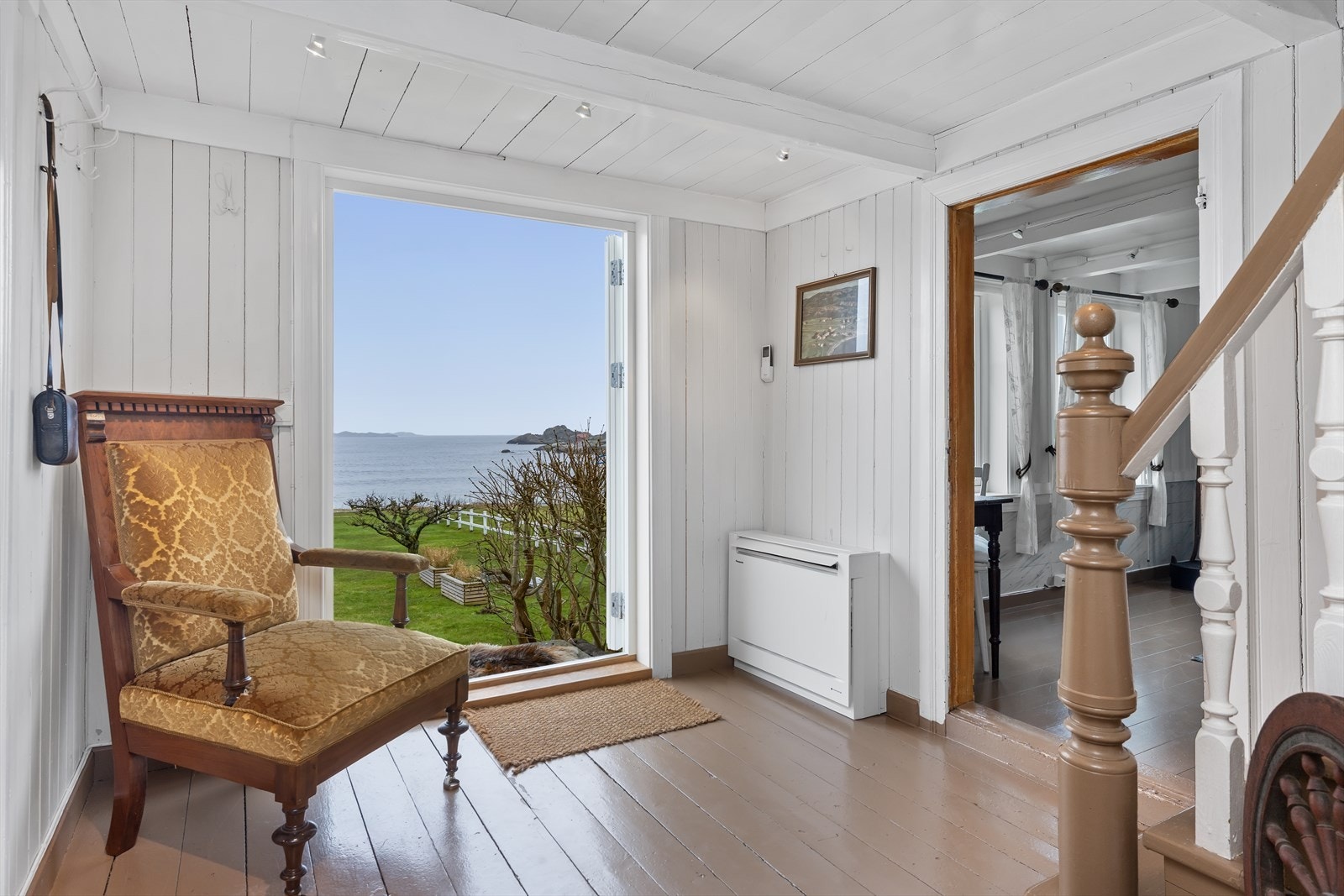 I mellomgangen er det utgang til hagen, vi bare må ut og se Galleribilde