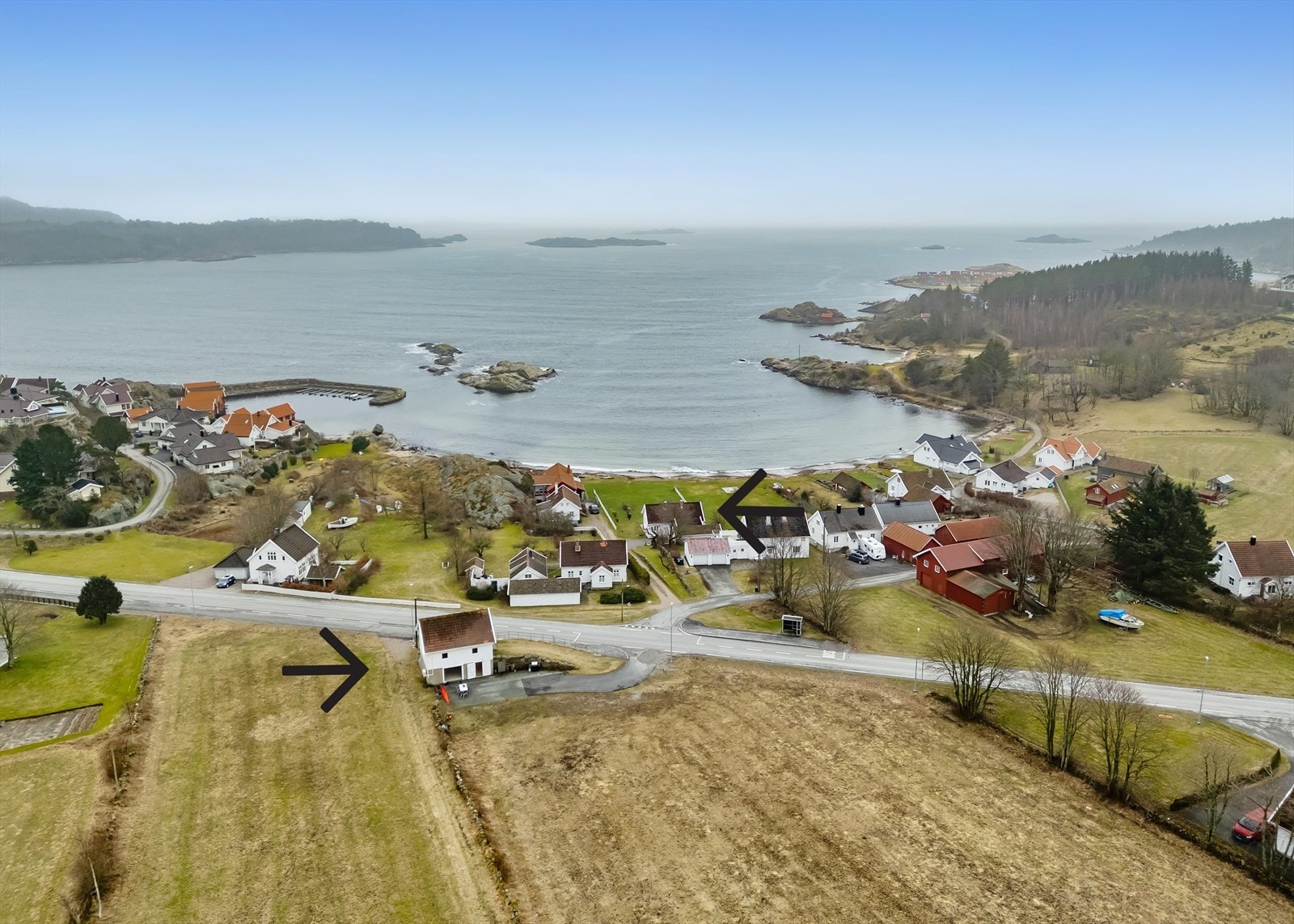 Oversikt over to av teigene som tilhører eiendommen, med enebolig på en og løkhus/garasje på den andre Galleribilde