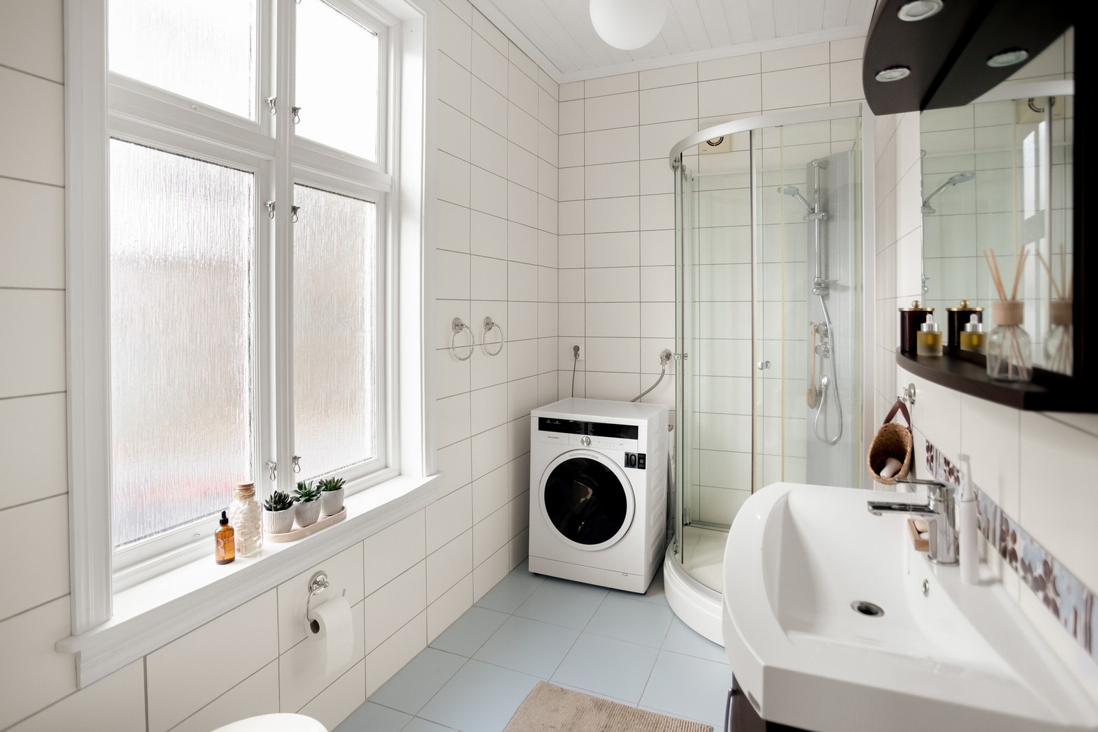 Boligen har ett vaskerom/gjestetoalett rett inn fra entreen, samt badet her i tilknytning til den egne boenheten i 1. etg. Galleribilde