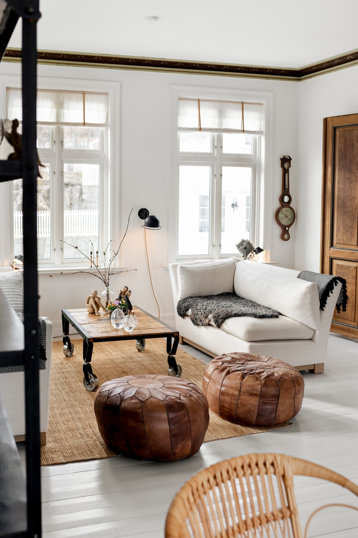 De lyse overflatene og store vinduene gir rommene et lyst, luftig og innbydende preg, samtidig som materialvalgene gjør rommene praktiske i daglig bruk. Galleribilde