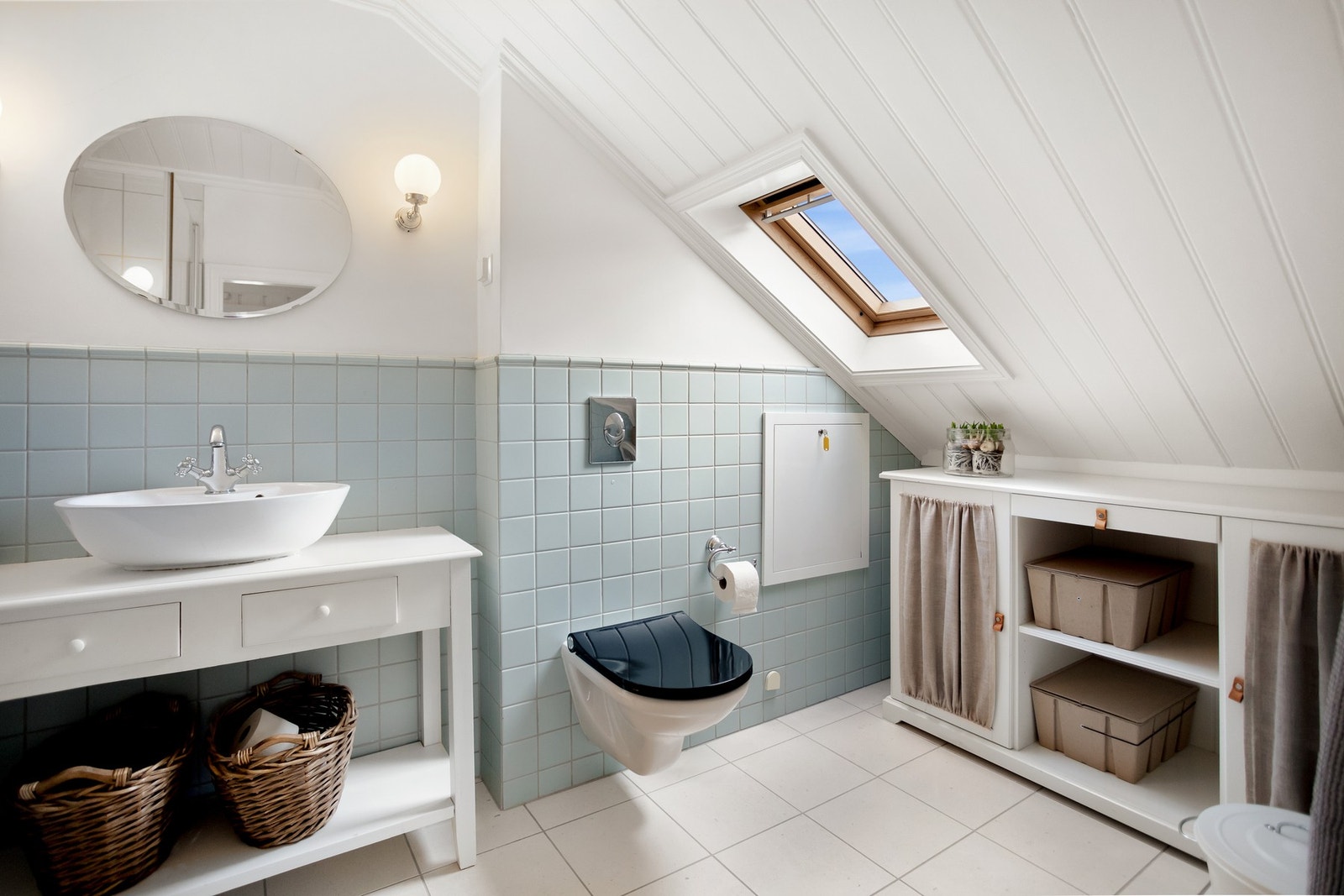 Badet i loftsetasjen har flislagte gulv og vegger, med fliser i dusjsonen og malte overflater på øvrige vegger. Galleribilde
